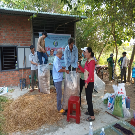 Trạm Khuyến nông thành phố Tuy Hoà triển khai tập huấn hiện trường cho hội viên Nông dân xã Hoà Kiến