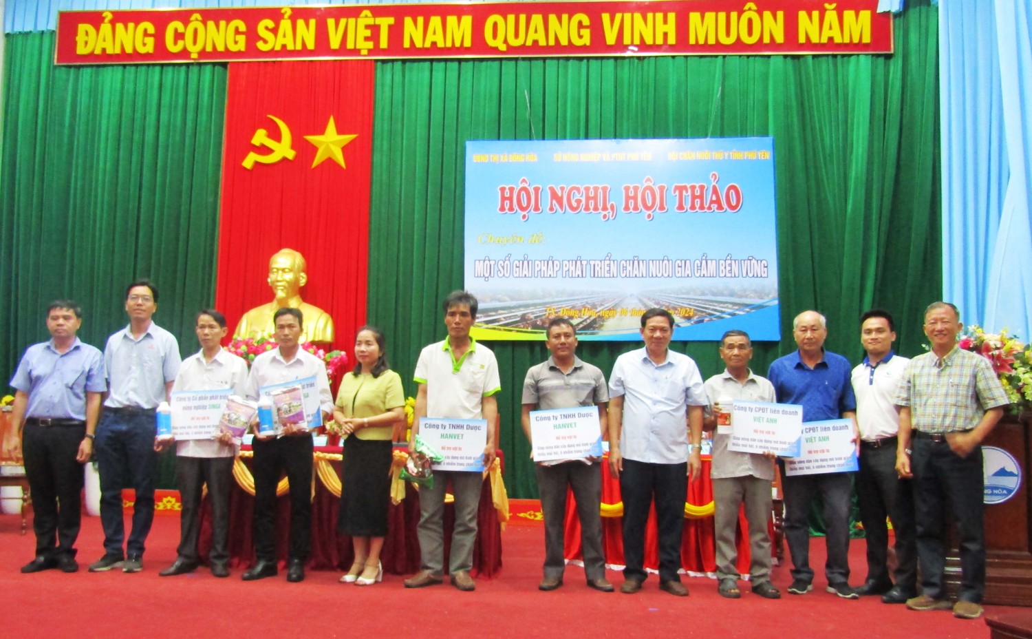 Hình: Lãnh đạo Sở Nông nghiệp và PTNT cùng đại diện các công ty trao hỗ trợ vật tư cho nông dân tại Hội nghị: “Một số giải pháp phát triển chăn nuôi gia cầm bền vững” tại TX Đông Hòa